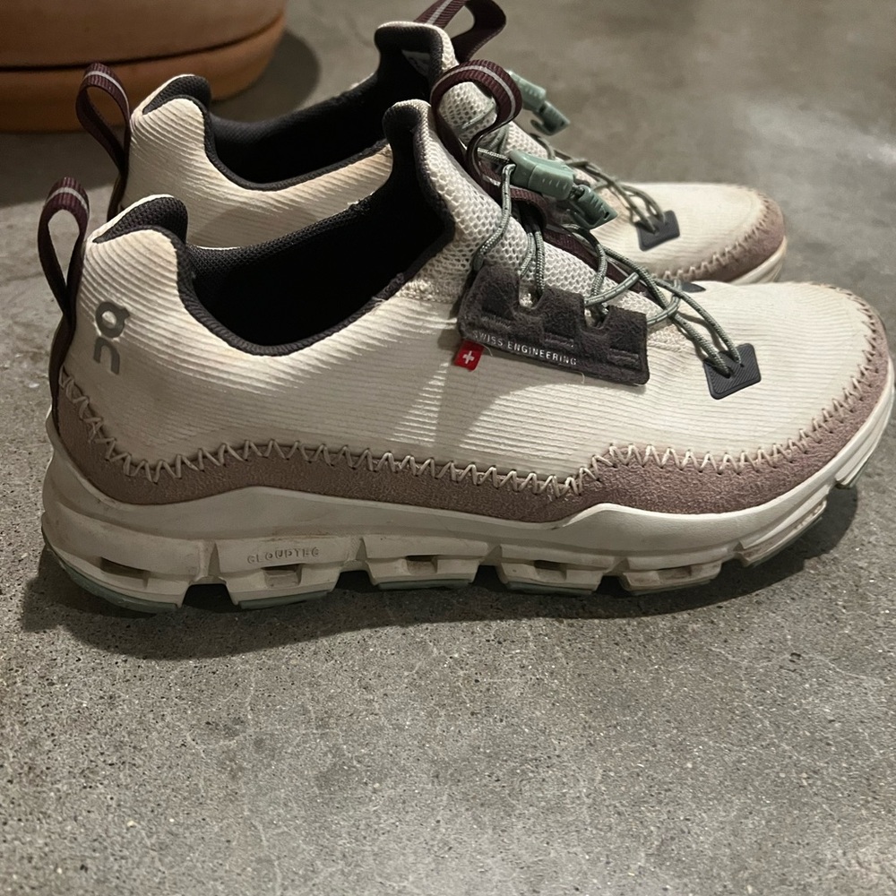 Cloudaway Hiking Sneaker Mauve Detailing